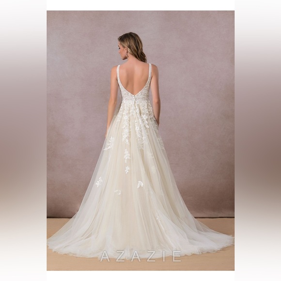 Wedding dress - Picture 2 of 4